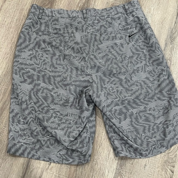 Nike Golf Dri-Fit 32W Geometric Camo Performance Shorts Wicking Classic EUC - Picture 5 of 8